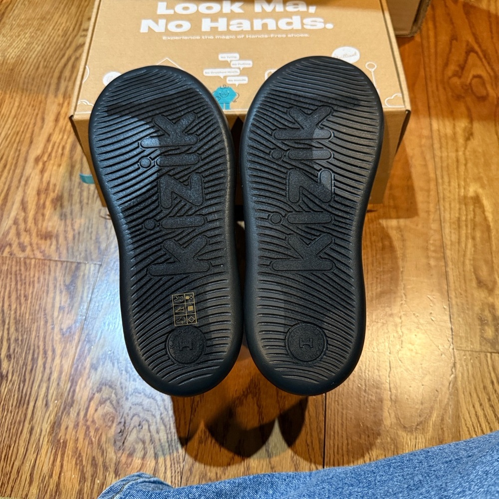 Kizik Athens kids black sneakers new - Picture 3 of 4